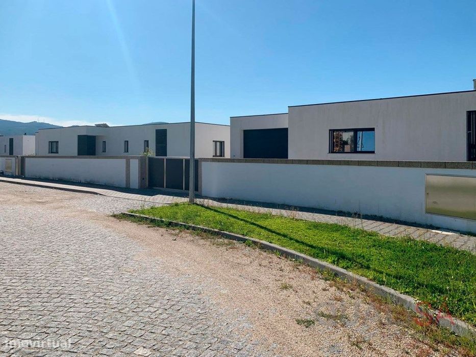 Moradia T3 nova individual térrea com jardim e excelentes áreas em ...