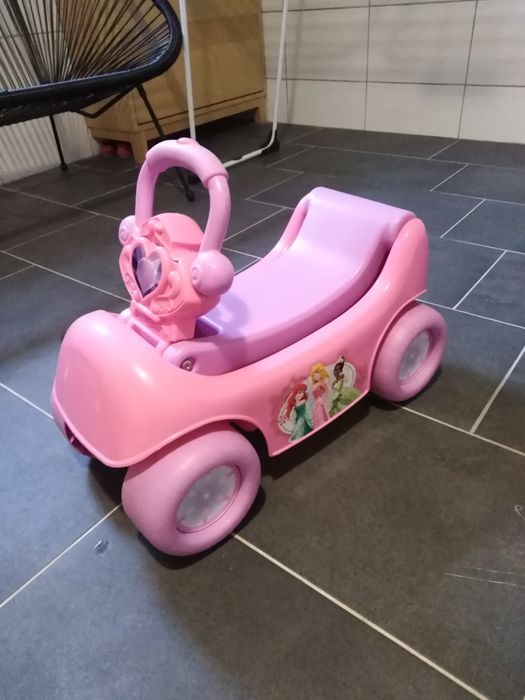 Samochodzik samochód pchacz dla dziewczynki  zabawka