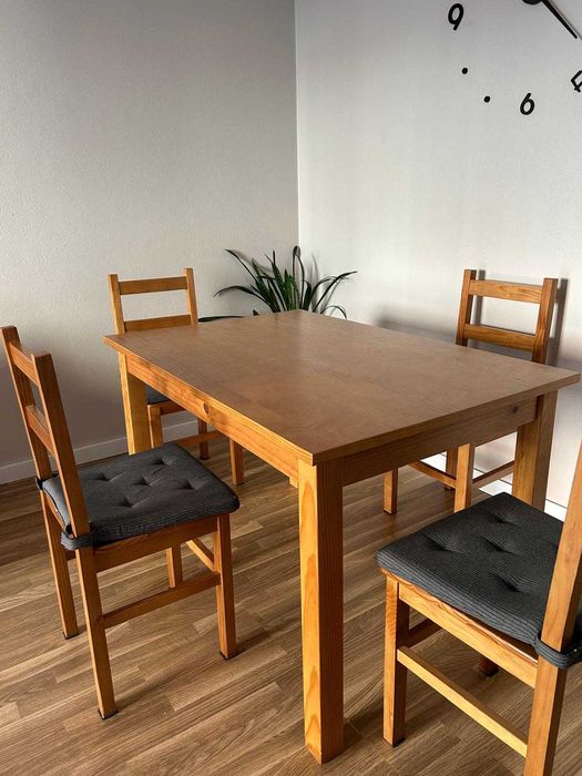 Sofá e mesa c/ 4 cadeiras