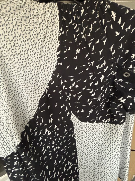 Saia rodada, multitecido e vários tons de cinza, branco e preto.