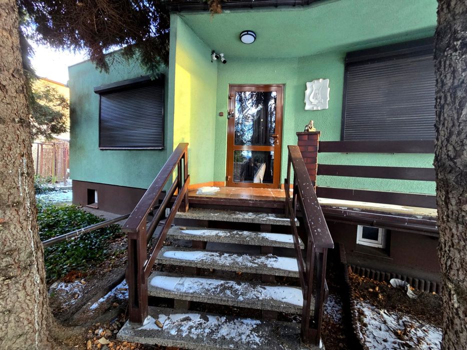 Duży dom z użytkową piwnicą