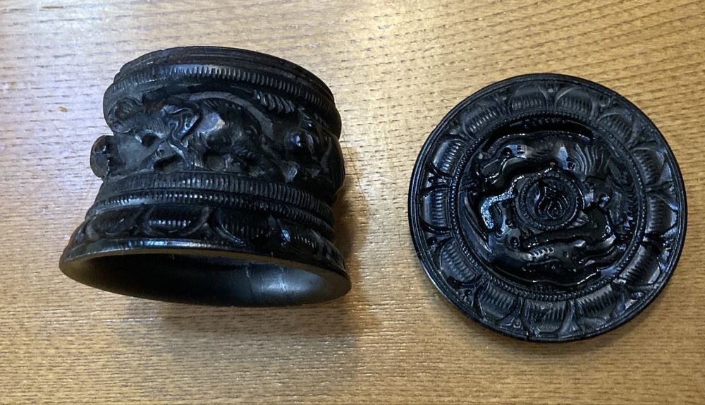 Caixa de roscar em pau preto toda trabalhada