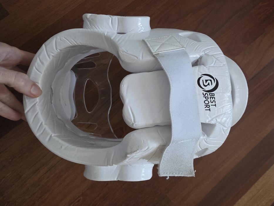 Kask ochronny karate