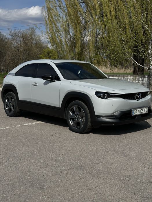 Автомобіль Mazda mx-30