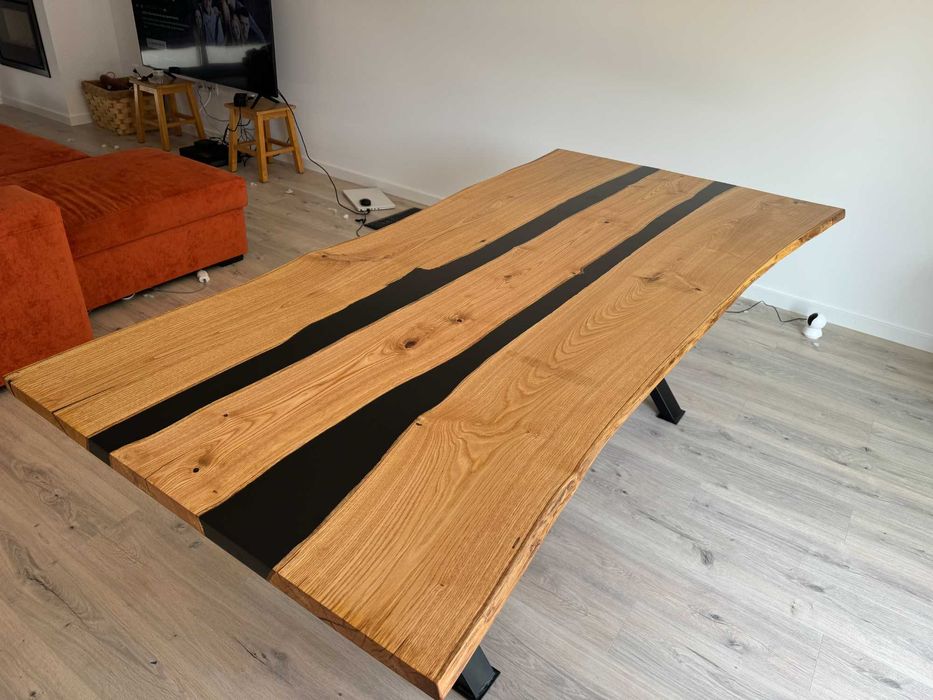 Mesa em madeira maciça rústica,borda o vivo.Rustic solid wood table