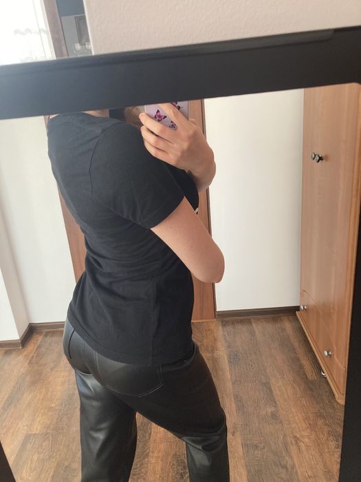 Czarna koszulka bluzka z krótkim rękawkiem t-shirt z białym napisem lo