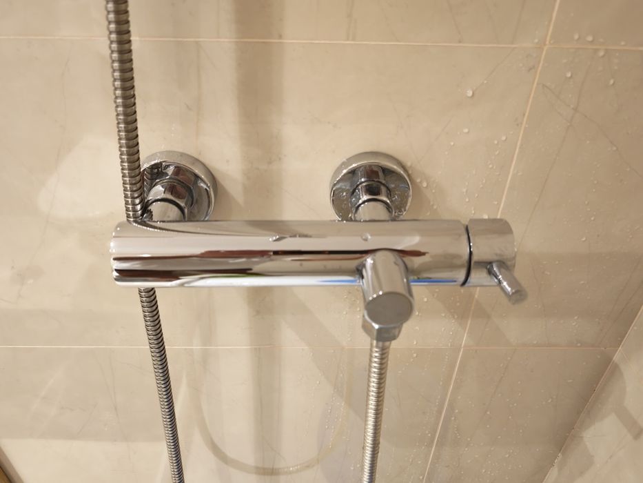 Torneiras e chuveiro para duche