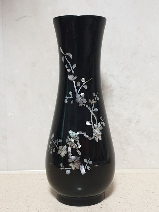 Linda jarra asiática vintage em madeira lacada com  madrepérola