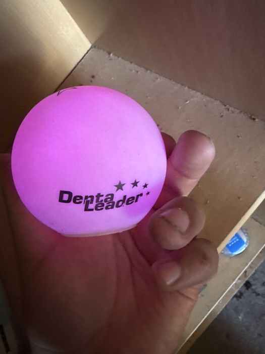 luminária de mesa em formato de globo com um design de estrelas pretas. Com publicidade a dentaleader