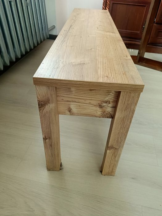 Ława z jasnego drewna