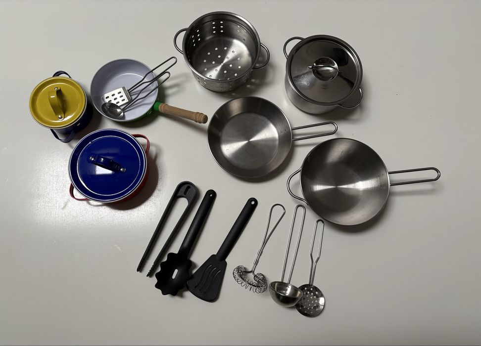 Kuchnia IKEA z dużym zestawem akcesoriów