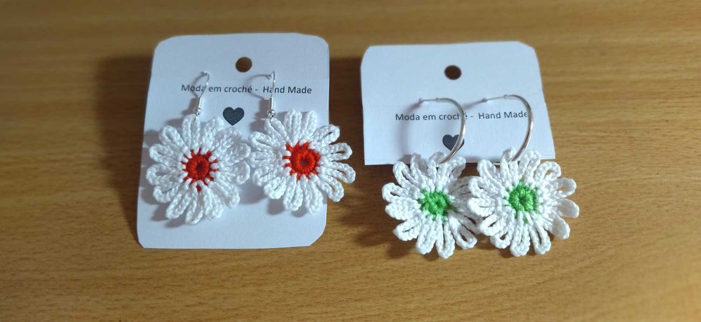 Brincos de flor em vermelho e verde