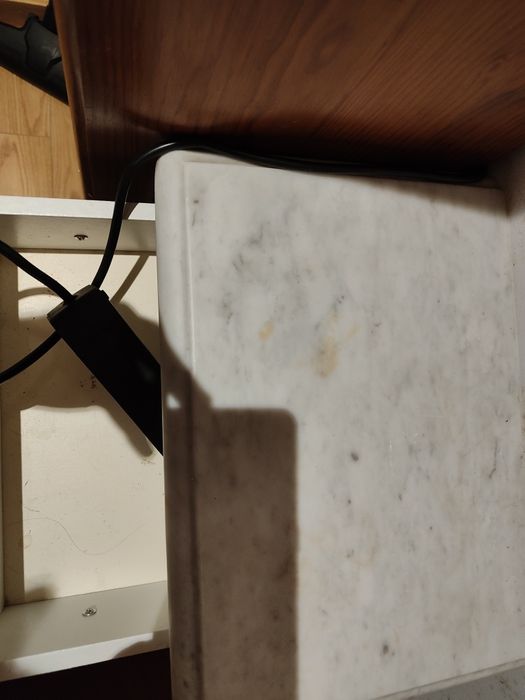 Móvel branco com tampo em mármore