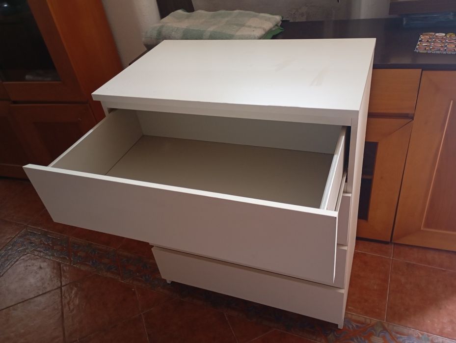 Cómoda branca de 4 gavetas