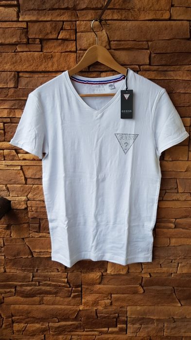 Biały tshirt z trójkątnym logo Guess S, nowy z metkami w pudełku, oryg