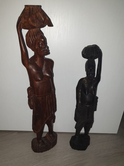 Estatuetas em Pau Preto em bom estado e bonitas para decorar espacos.