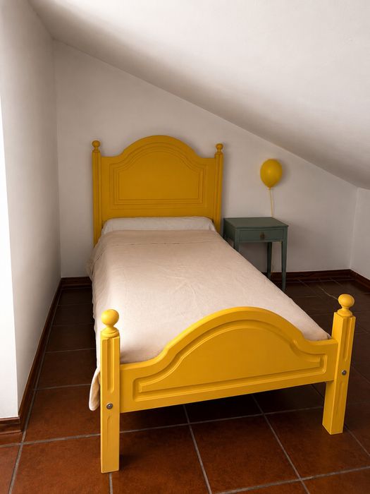 Cama juvenil individual em madeira