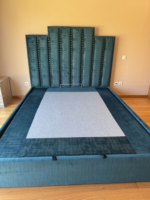 Cama de casal estofada verde  com cabeceira XL