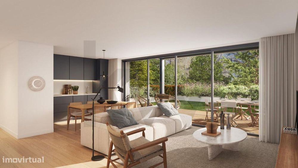 Exclusividade e História na Estrela: Luxuoso T3 com Varanda e Charme P