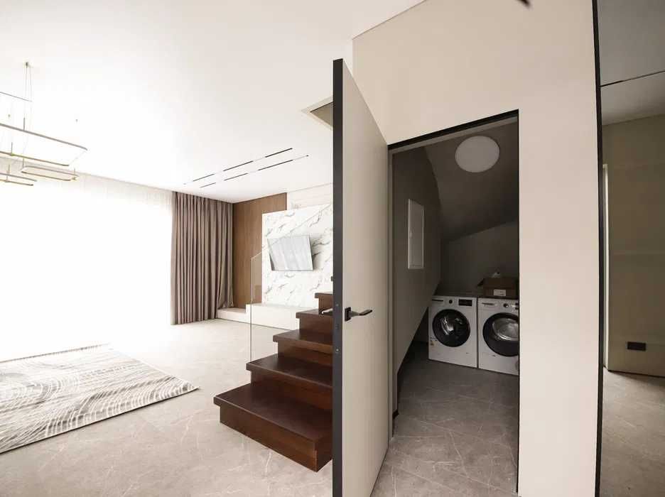 Вітаю. Продаж будинок, дуплекс з ремонтом, окремий заїзд, газ.