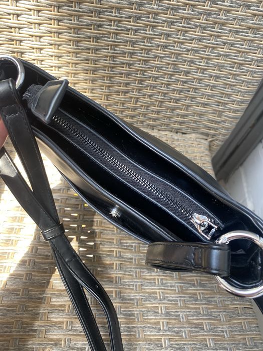 Женская черная сумка через плечо