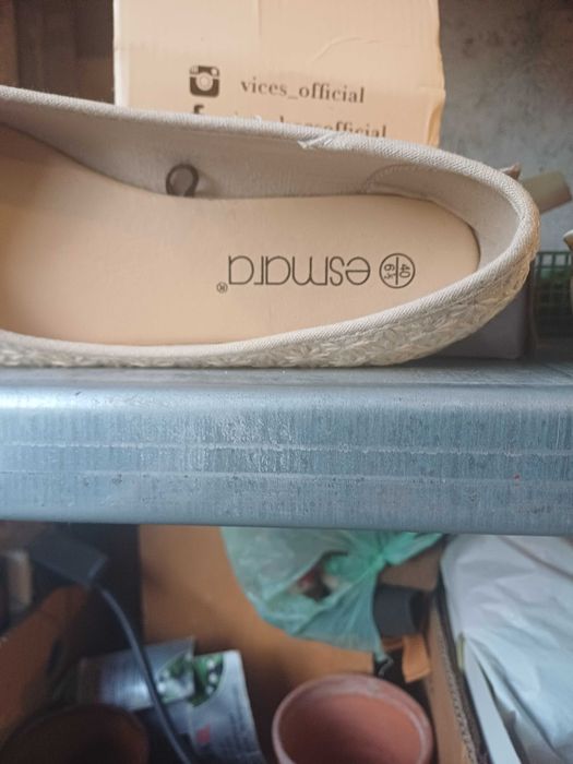 Jasne baleriny z kokardką.