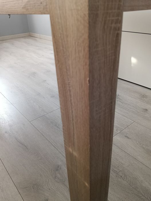 Duży stół z 4 krzesłami