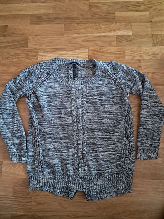 Sweter z zamkiem na plecach