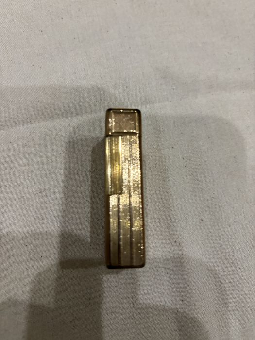 Vendo isqueiro de luxo vintage S.T. Dupont Paris, modelo clássico Ligne 1 com o icónico padrão guilloché de linhas verticais caneladas.