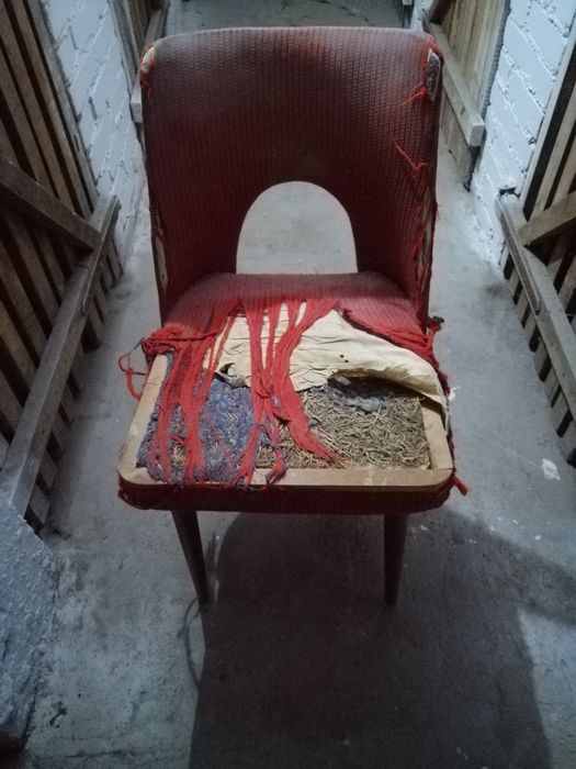 Sprzedam krzesło typu prl do renowacji.