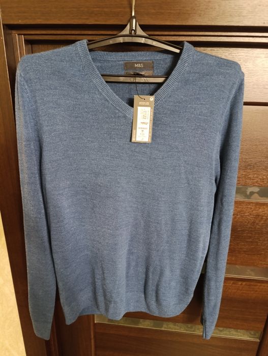 Чоловічий светр із V-подібним вирізом від бренду M&S (Marks & Spencer)