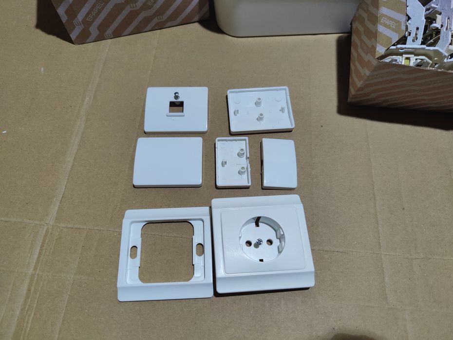 Tomadas eléctricas, espelhos, botões, etc - Legrand Decor
