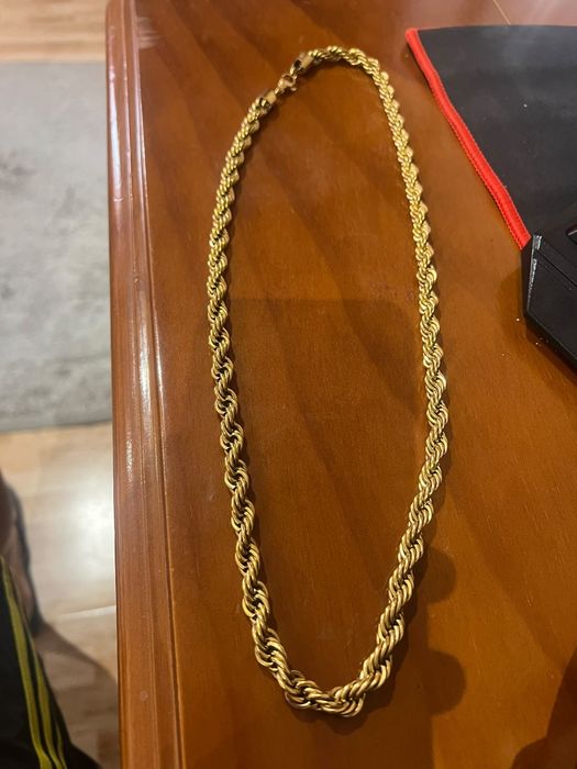 Cordão dourado, bruto e luxuoso.