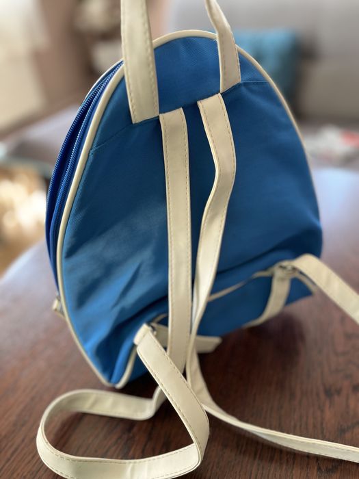 Niebieski plecak z białymi akcentami
