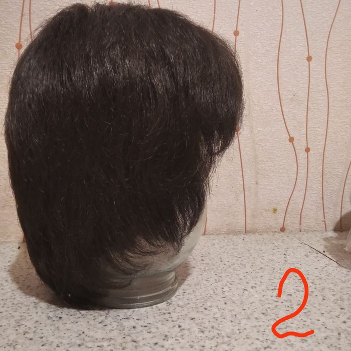 Парики женские, короткие стрижки, тёмные тона.