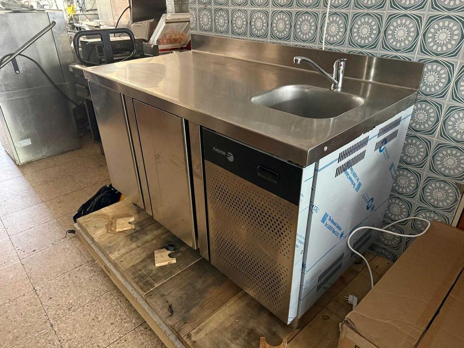 Bancada Refrigerada 2 portas e cuba - como novo!