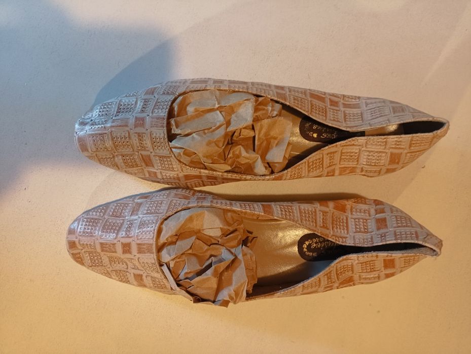 Sapatos rasos em creme/bege,de marca Exclusive