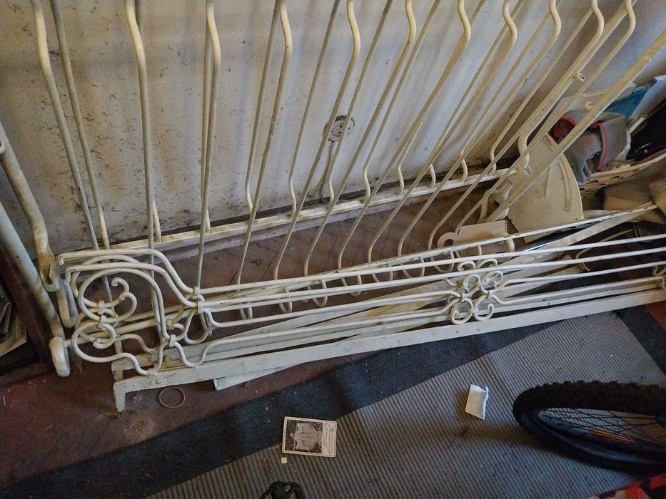 Cama francesa antiga em ferro trabalhado - completa