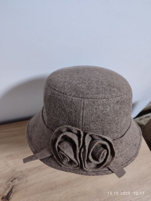 Зимовий капелюшок жіночій