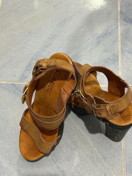 Sandálias em pele cor camel