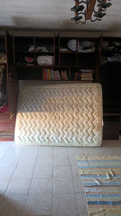 Móveis de sala  e uma cama solteiro