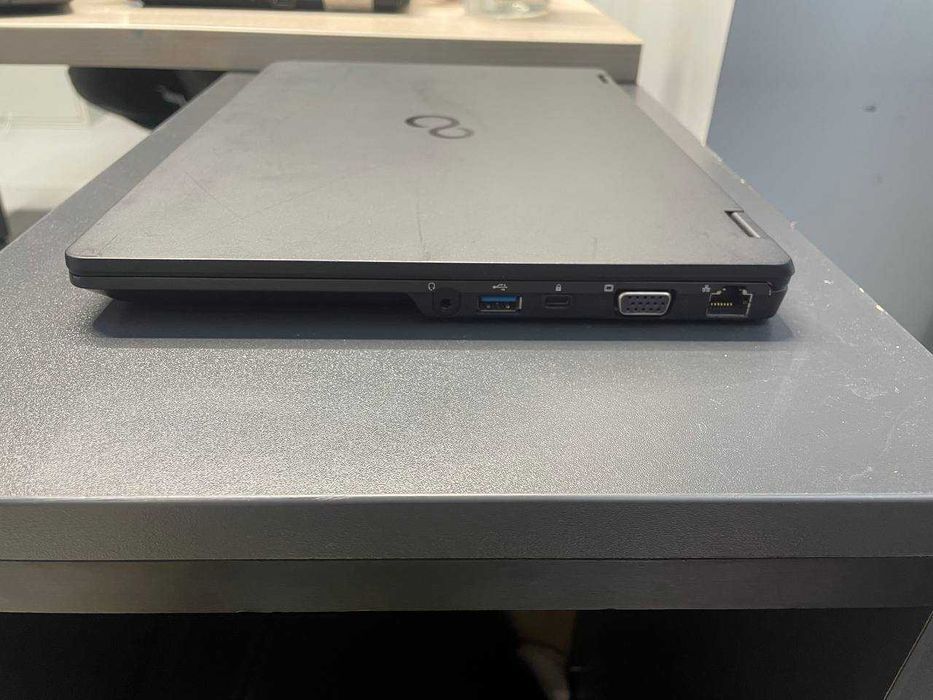 Ультралегкий 0.9кг! Fujitsu U7311 / i5-1135G7 / 8GB / IPS / LTE