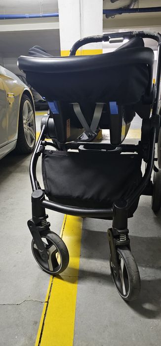 Carro de bebé com ovo