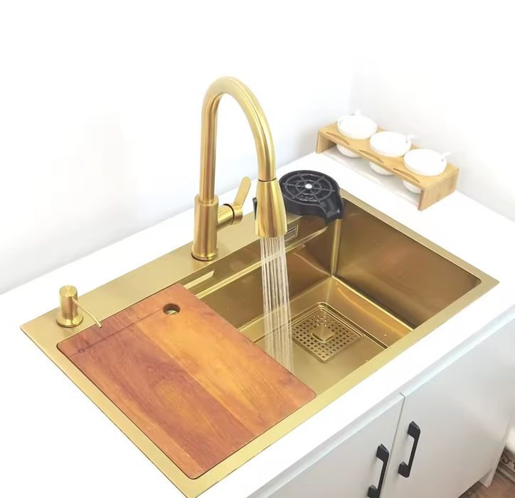 Złoty zlewozmywak z baterią