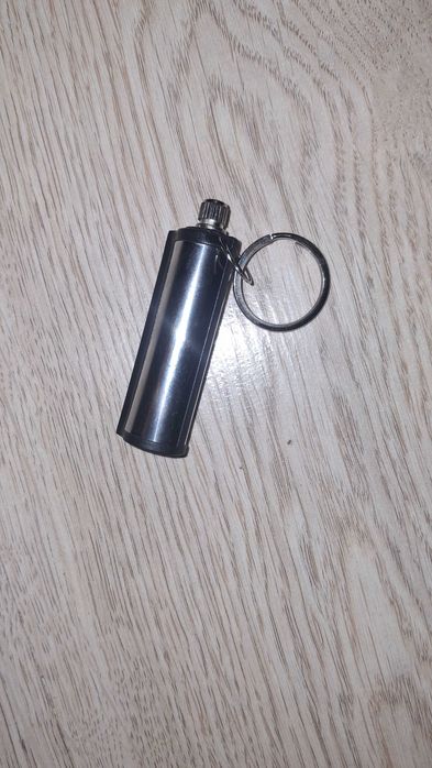 Breloczek survivalowy