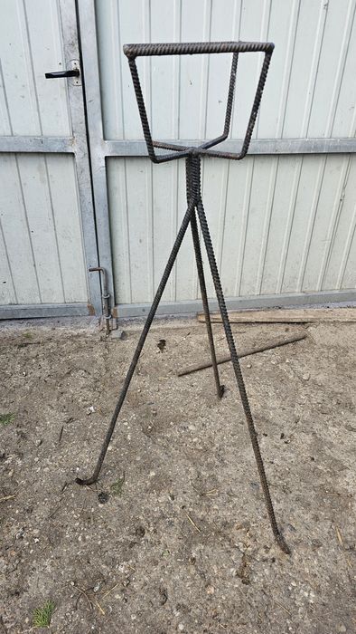 Wysoki metalowy kwietnik do wewnątrz i na zewnątrz czarny około 150cm