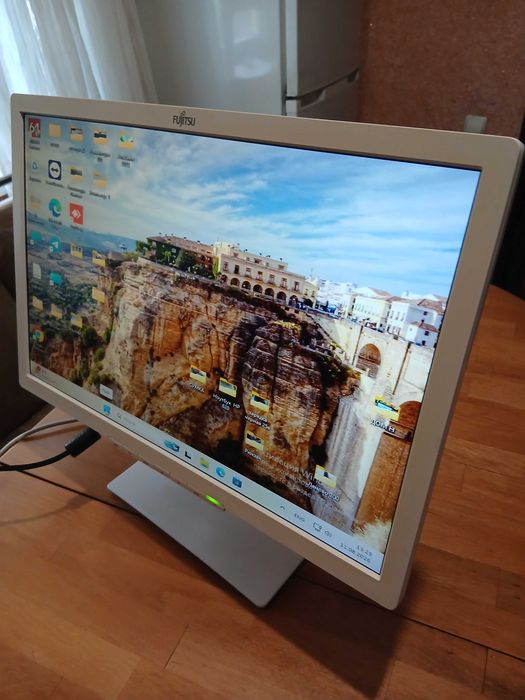 Монитор Fujitsu - Siemens  B22W -7 LED Профессиональный