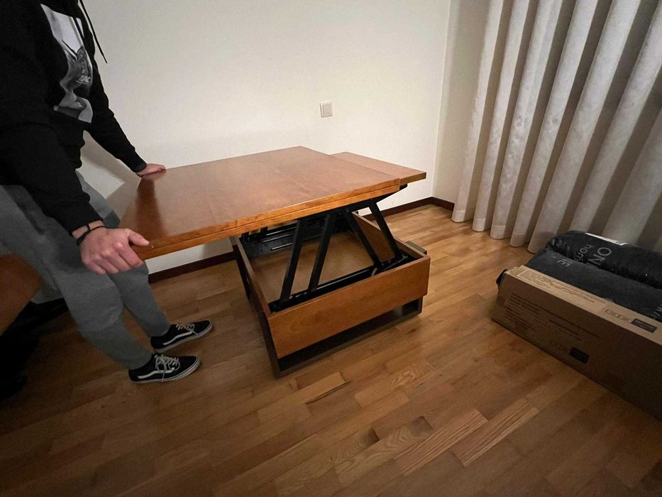 Espetacular mesa de centro que se transforma numa mesa de refeição.