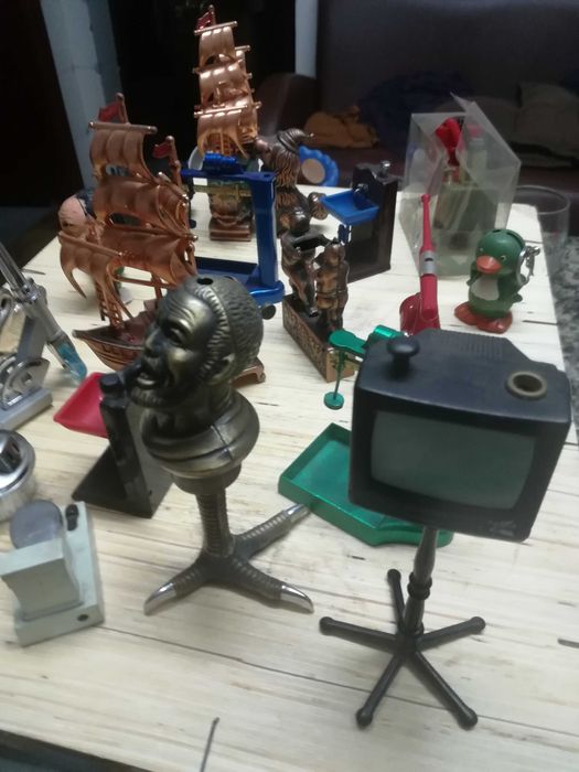 Louças entre outras coisas colecionáveis antiguidades