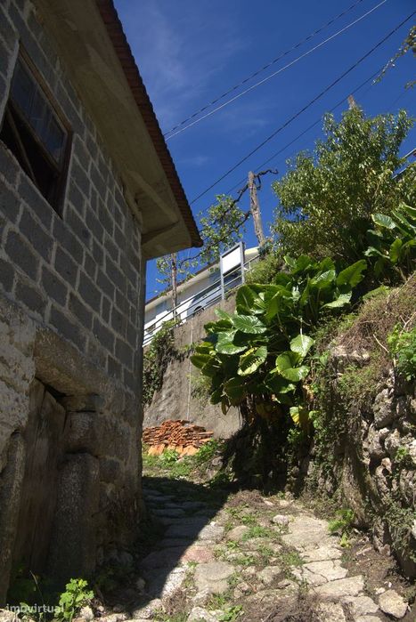 Moradia de Pedra com Terreno – Chamoim, Terras de Bouro
